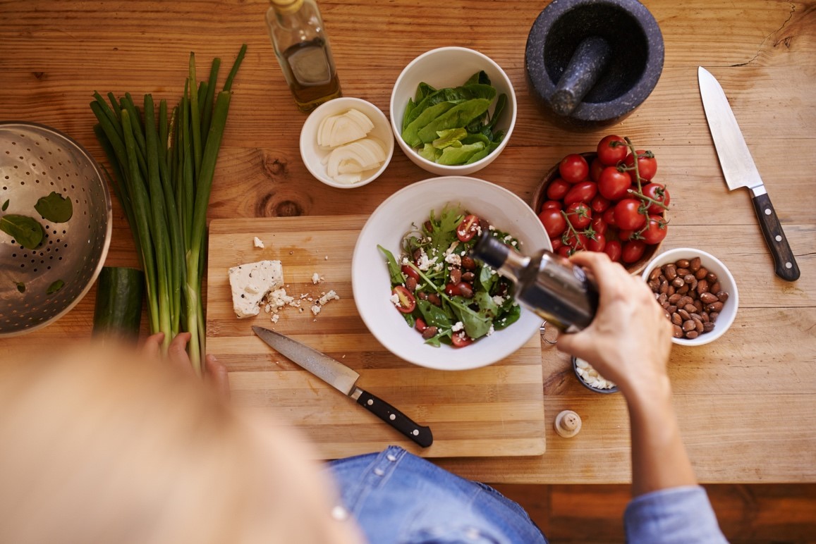 Assaisonner une salade avec du vinaigre