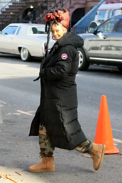 Rihanna en doudoune dans la rue.