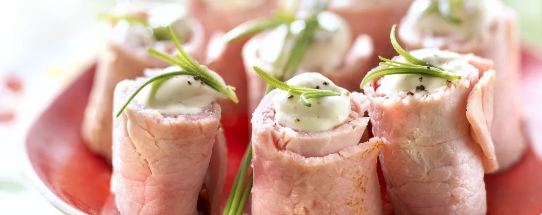 Mignardises de jambon sur fond de sauce à la moutarde avec Amora®