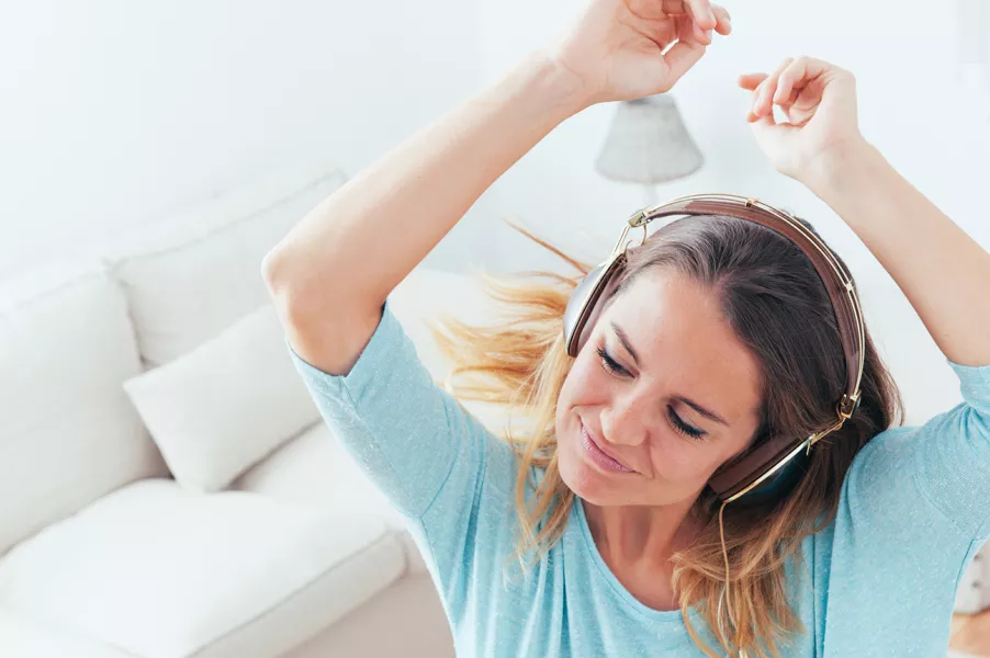 Une femme danse en écoutant de la musique.