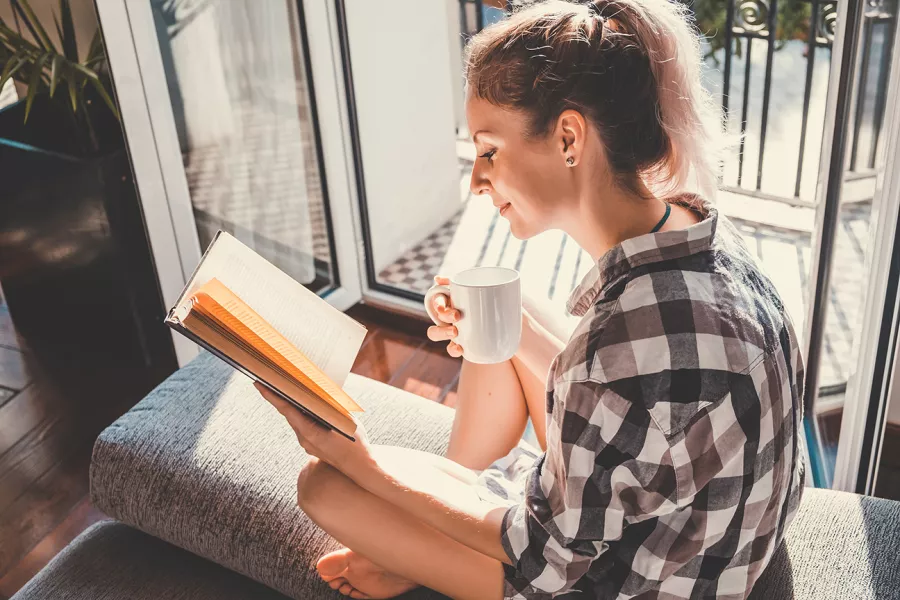 Une femme s’offre une pause lecture.