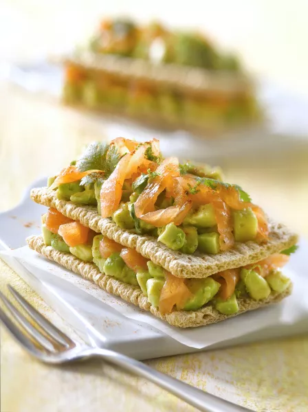 Recette de mille-feuille de Cracotte® au saumon fumé et tartare d’avocat au citron vert.