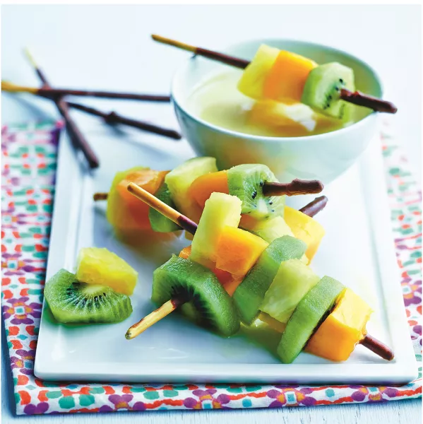 Recette de brochettes aux fruits et fondue de chocolat avec Mikado® Daim. 