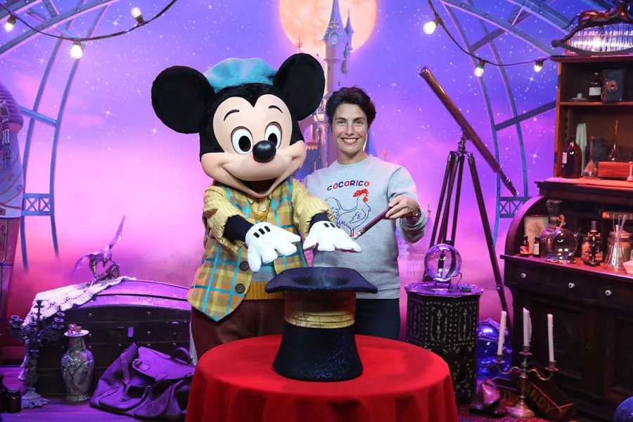 Subjuguée par les tours de Mickey, Alessandra Sublet goûte à la magie de Disneyland Paris.