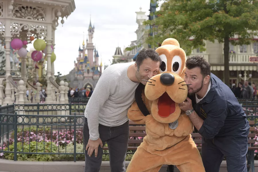 Arthur, Mickaël Youn et Pluto font le show dans les allées du parc.