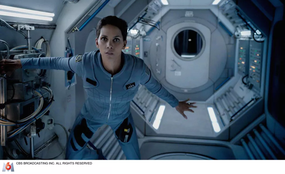 Halle Berry dans la série Extant.