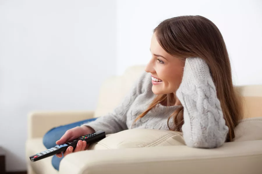 Une femme regarde une série télé.