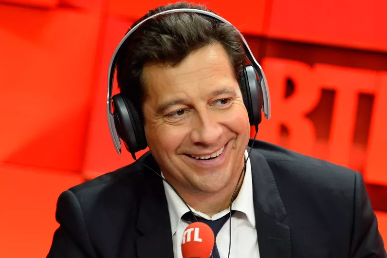 Laurent Gerra au micro de RTL pour une chronique.