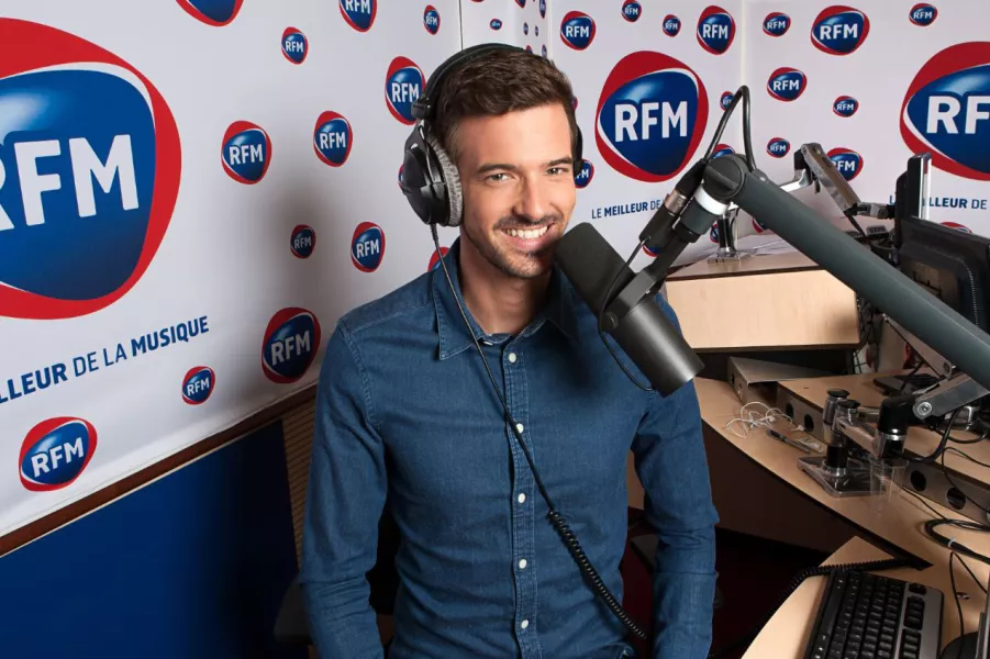 Marc-Antoine Le Bret au micro de la radio RFM.