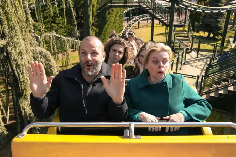 Les acteurs du film Mon poussin dans un parc d’attraction