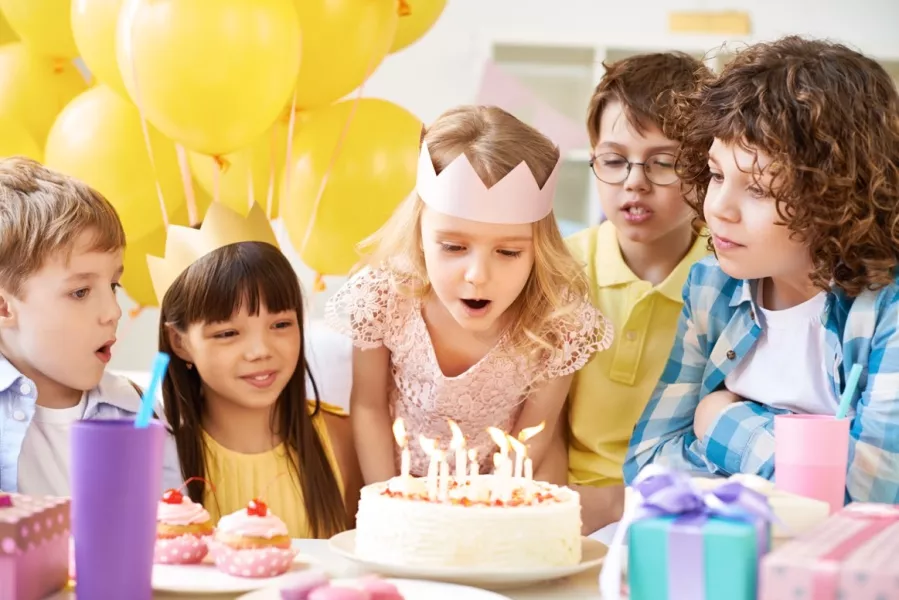 Un groupe d’enfants fêtent un anniversaire.