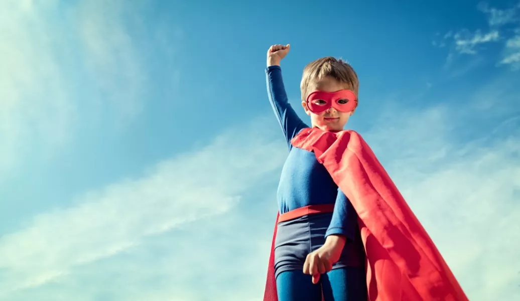 Un petit garçon déguisé en superman