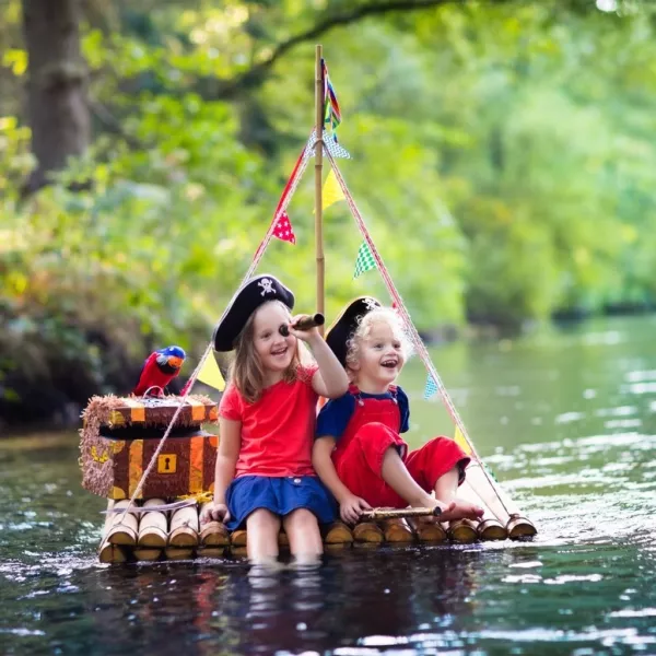 Deux enfants sur une embarcation de pirates