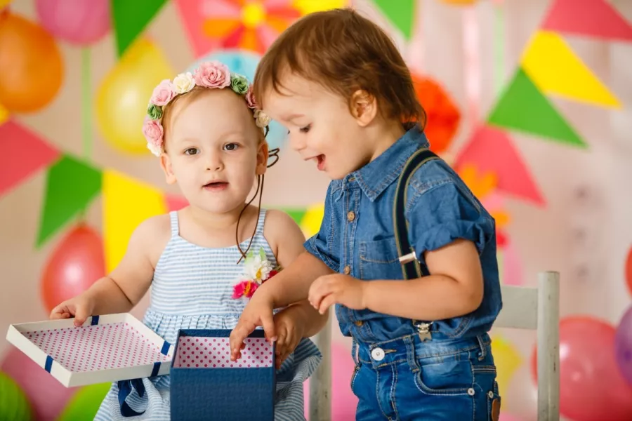 Deux enfants découvrent le contenu d’une boîte