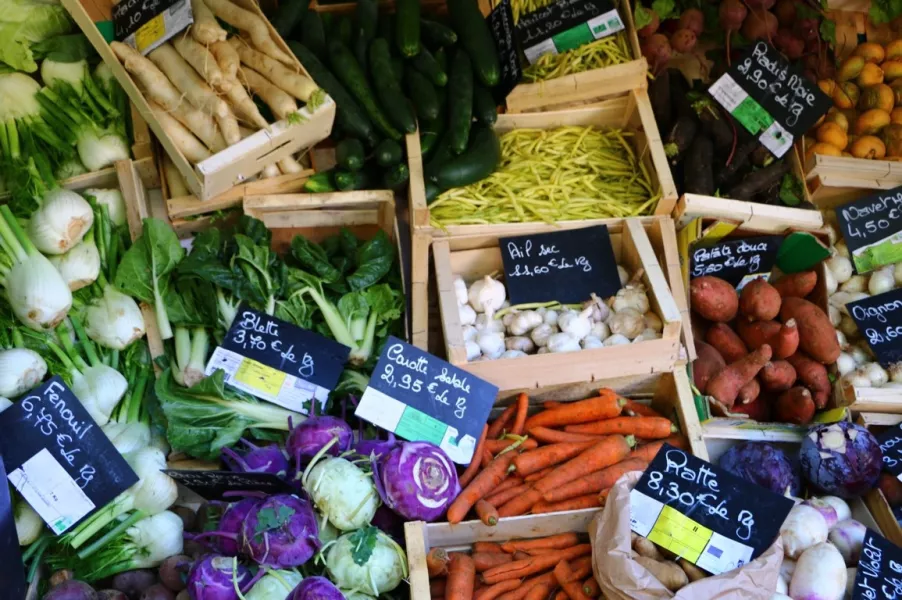 Des légumes de saison dans des cagettes sur un marché