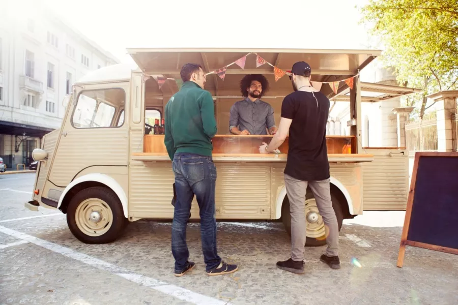 Un food truck sur une place 