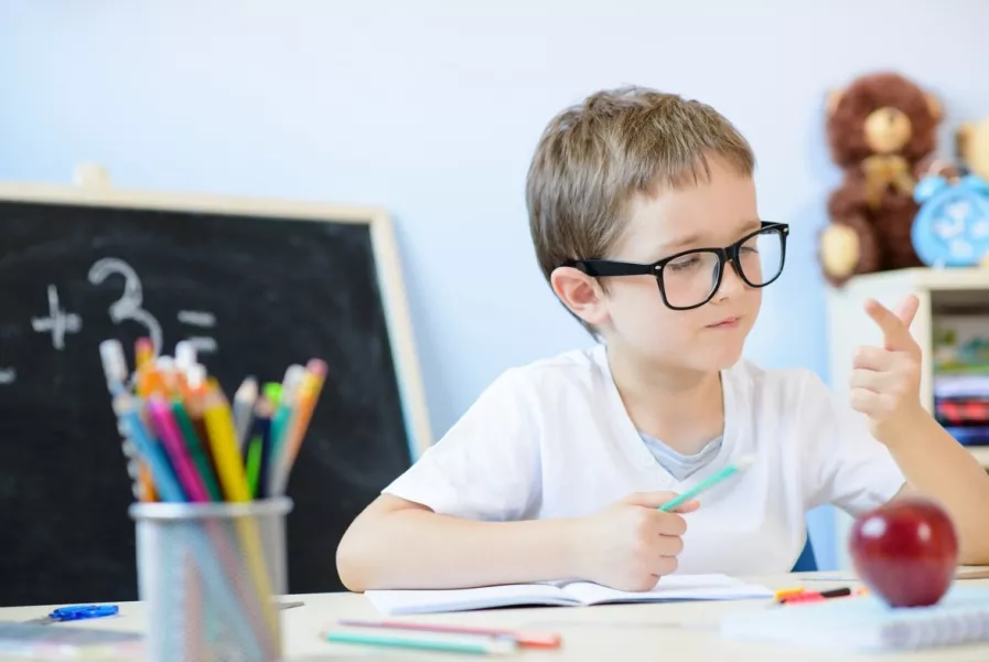 Un écolier assis à son bureau