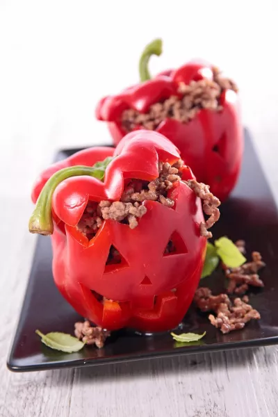 Des poivrons farcis pour Halloween disposés sur une table