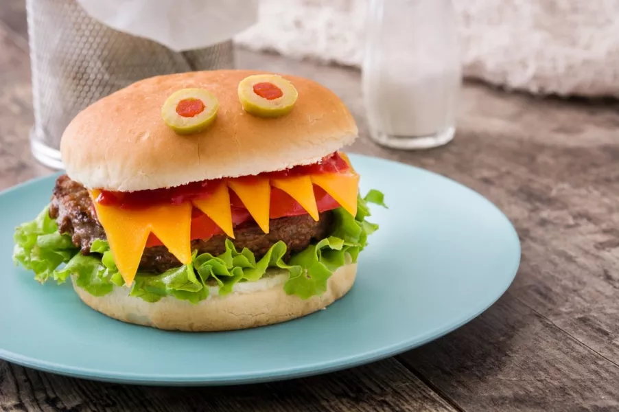 Un burger représentant une tête de monstre dans une assiette