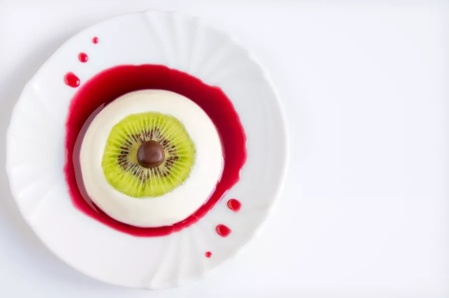 Un œil d’Halloween en panna cotta sur une assiette