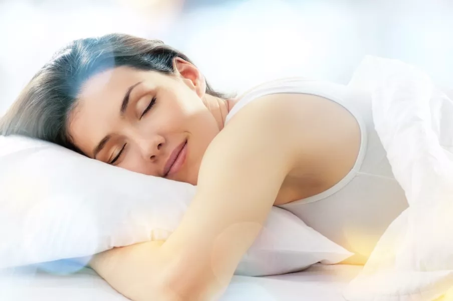 Une femme dort sur un oeiller moelleux
