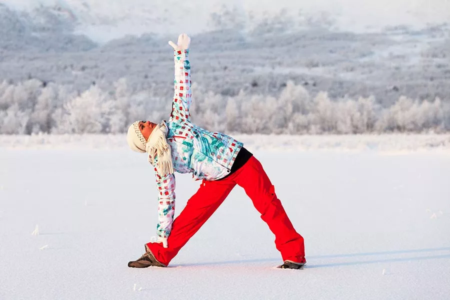 Une femme s’échauffe avec de s’élancer sur les pistes de ski.