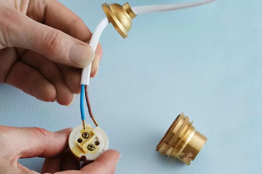 Raccorder une douille à un fil électrique pour électrifier une lampe