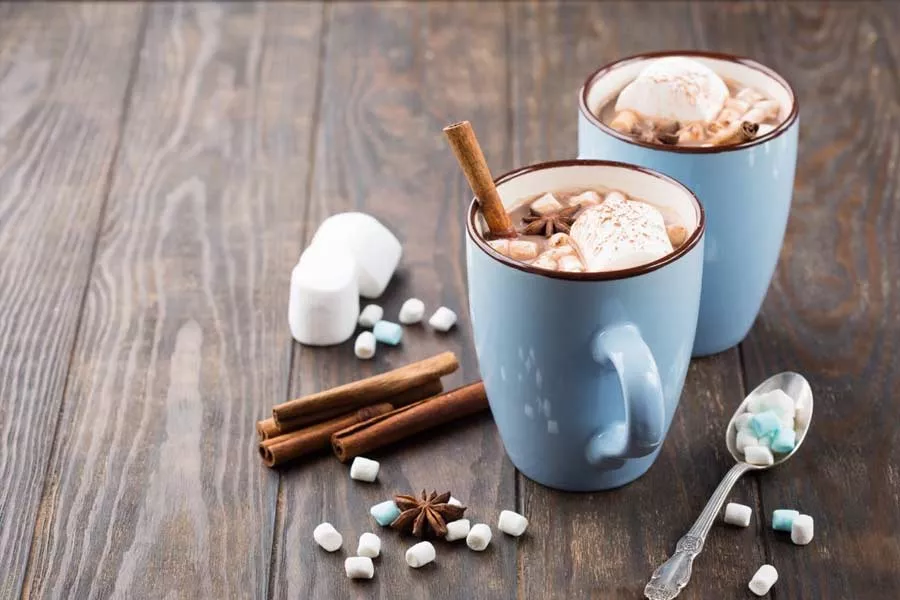 Deux mugs de chocolat chaud