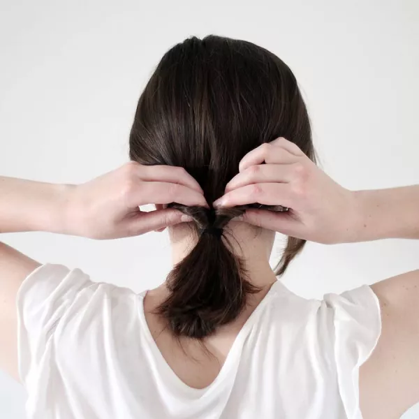Etape 5 : Faire passer les cheveux dans le trou