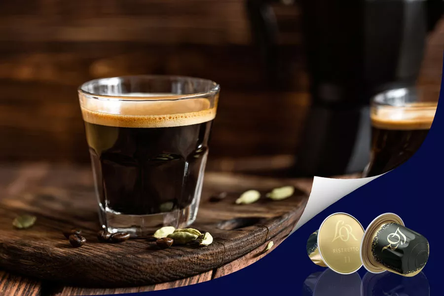 Une tasse transparente de café posée sur une table avec incrustrationd ‘une capsule L’Or Espresso Ristretto