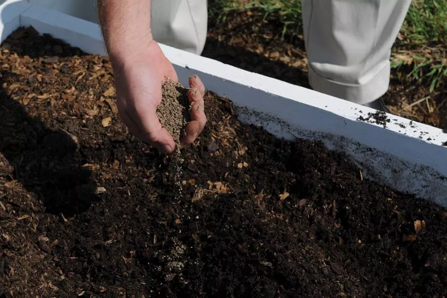 Un mélange de terre et d’engrais pour réaliser un jardin potager