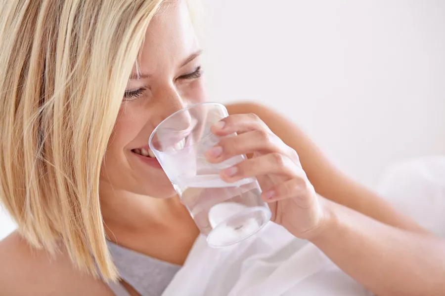 Il est recommandé de boire un verre d’eau au réveil. 