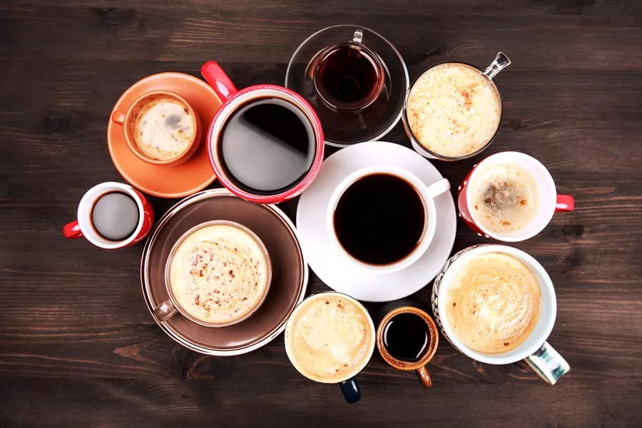 Plusieurs tasses de café regroupées sur une table