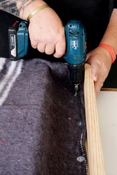 Un homme qui fait du bricolage avec du bois