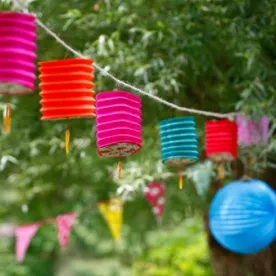 Parents, enfants, tout le monde crée des lampions !