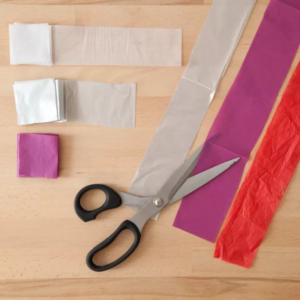 Etape 1 : Couper des bandes de papier de soie