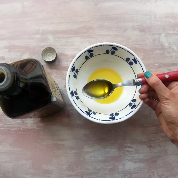 Etape 1 : Verser l’huile d’olive