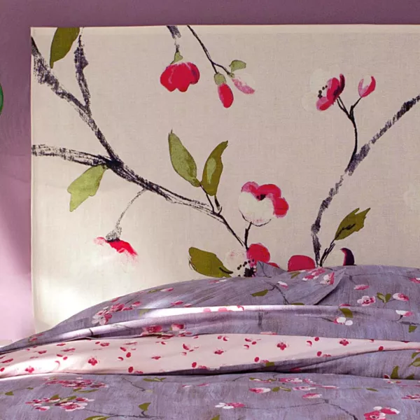 Une tête de lit avec des fleurs de cerisier