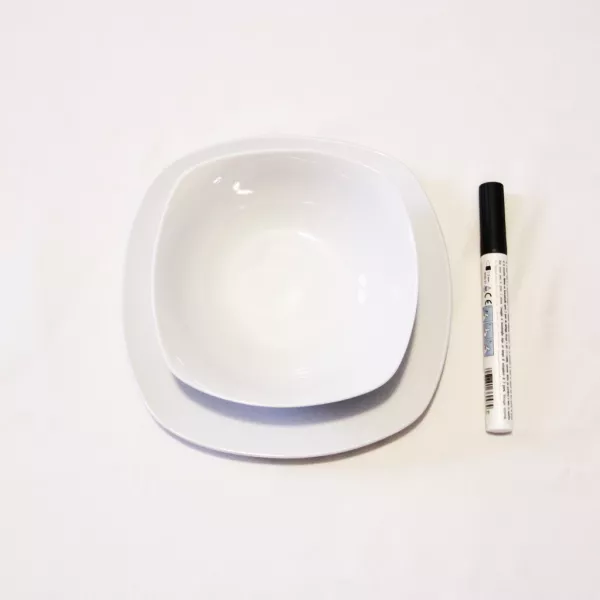 Un bol en verre , 1 assiette en verre, 1stylo noir en porcelaine