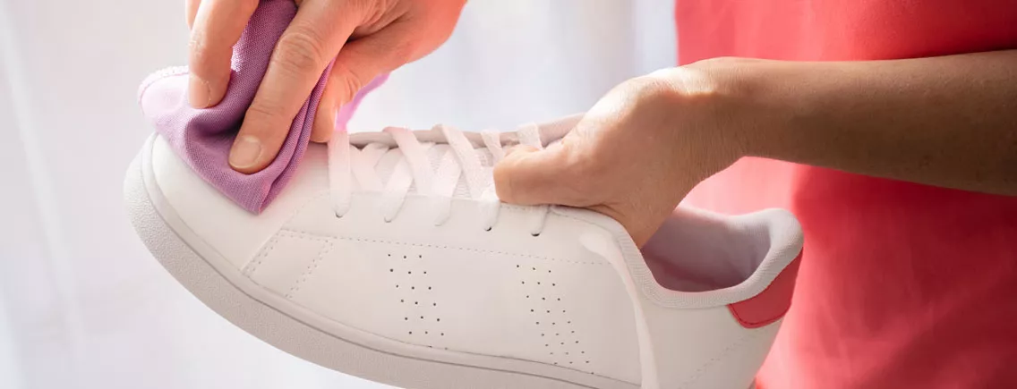 Comment nettoyer des chaussures blanches : solution