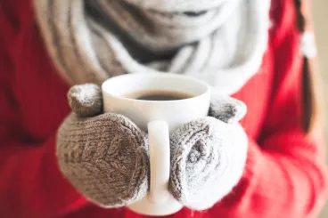 Trois femmes partagent un moment de détente en buvant un café.