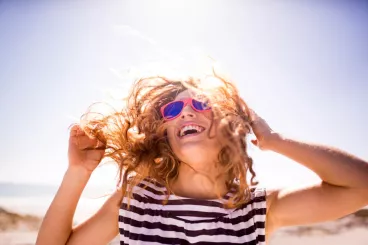 Une femme profite du soleil sur une plage