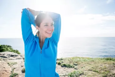 Une femme fait des étirements en tenue de sport