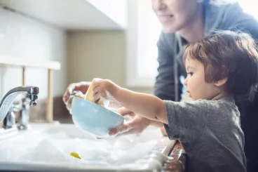 Une mère et son fils font la vaisselle