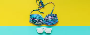Un haut de bikini et une paire de lunettes de soleil 