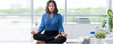 Une femme fait du yoga