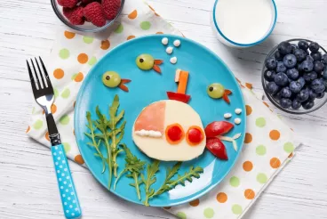 Le goût - opération découverte Des aliments en forme de sous-marin dans une assiette
