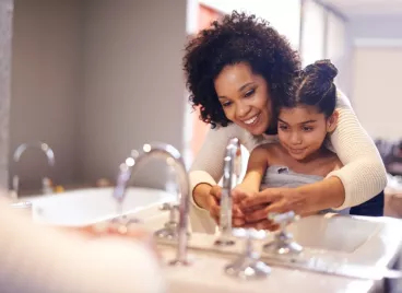 Une mère et sa fille se lavent les mains