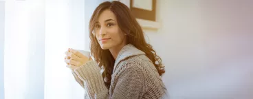 Une femme déguste une tasse de thé