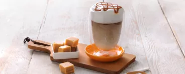 Un mocha cacao caramel beurre salé sur une table